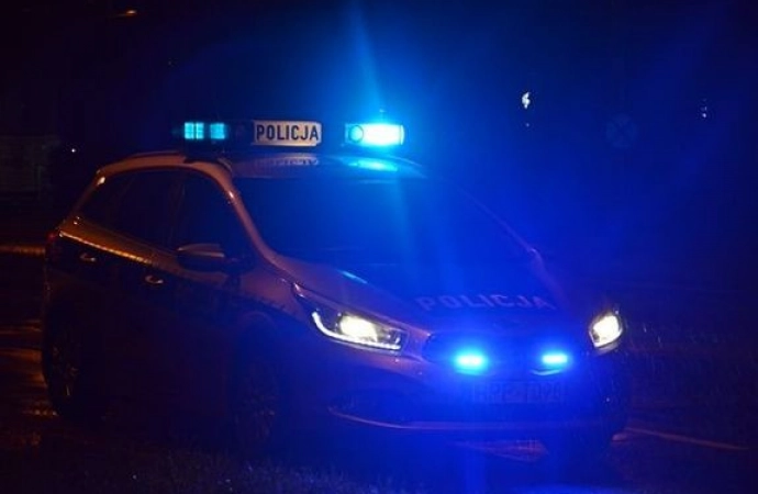 {Do nietypowej interwencji zostali wezwani węgorzewscy policjanci. Musieli uwolnić kierowcę samochodu dostawczego, który zatrzasnął się na „pace”.}